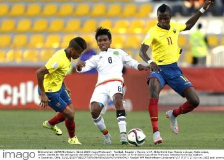 Football, Ecuador v Mexico. U 17, Chile World Cup. Mexico s player, Pablo Lopez, center, battles for the ball against the defense of Ecuador during the Under 17 Chile World Cup at the Francisco Sanchez Rumoroso stadium in Coquimbo, Chile. 02 11 2015 