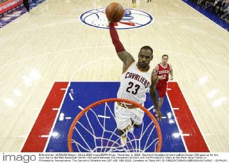 November 2, 2015: Cleveland Cavaliers forward LeBron James (23) goes up for the dunk during the NBA Basketball Herren USA game between the Cleveland Cavaliers and the Philadelphia 76ers at the Wells Fargo Center in Philadelphia, Pennsylvania. The Cleveland Cavaliers won 107-100. NBA 2015: Cavaliers vs 76ers NOV 02 - ZUMAc04_