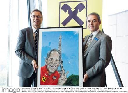 Wien 03.11.2015, Raiffeisen Zentralbank, Wien, AUT, OeFB, Pressekonferenz des Oesterreichischen Fussballverbandes, im Bild v.l.n.r. Gesch?ftsf?hrer der Zentralen Raiffeisen Werbung Leodegar Pruschak und Teamchef Marcel Koller (AUT) mit Karikatur vor Eiffelturm during press conference PK Pressekonferenz of the Austrian Football Association at Raiffeisen Zentral Bank in Vienna, 2015 11 03.  EX_GRU  