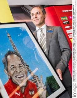 Wien 03.11.2015, Raiffeisen Zentralbank, Wien, AUT, OeFB, Pressekonferenz des Oesterreichischen Fussballverbandes, im Bild Teamchef Marcel Koller (AUT) mit Karikatur vor Eiffelturm during press conference PK Pressekonferenz of the Austrian Football Association at Raiffeisen Zentral Bank in Vienna, 2015 11 03.  EX_GRU  