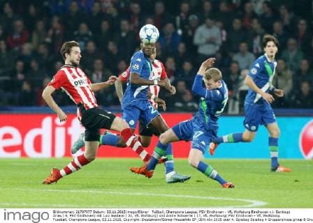 Fußball, Champions League, PSV Eindhoven - VfL Wolfsburg Eindhoven v.l. Santiago Arias ( 4, PSV Eindhoven) mit Luiz Gustavo ( 22, VfL Wofsburg) und Andre Schuerrle ( 17, VfL Wolfsburg) PSV Eindhoven - VfL Wolfsburg, Fussball, Champions-League, 03.11.2015, Copyright: Deutzmann Eibner-Pressefoto EP_CDN