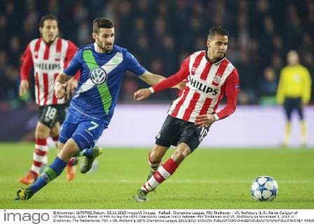 Fußball, Champions League, PSV Eindhoven - VfL Wolfsburg (L-R) Daniel Caligiuri of Vfl Wolfsburg, Adam Maher of PSV during the UEFA Champions League match between PSV Eindhoven and VfL Wolfsburg on November 3, 2015 in Eindhoven, The Netherlands. PSV v VfL Wolfsburg UEFA Champions League 2015 2016 xVIxxIVx 4540649