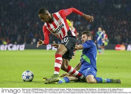 Fußball, Champions League, PSV Eindhoven - VfL Wolfsburg (L-R) Joshua Brenet of PSV, Daniel Caligiuri of Vfl Wolfsburg during the UEFA Champions League match between PSV Eindhoven and VfL Wolfsburg on November 3, 2015 in Eindhoven, The Netherlands. PSV v VfL Wolfsburg UEFA Champions League 2015 2016 xVIxxIVx 4540750