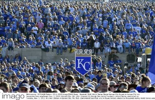 Baseball, MLB: World Series Sieger Kansas City Royals in Kansas City von tausenden Fans empfangen Nov. 3, 2015 - Kansas City, MO, USA - Kansas City Royals fans during the team s World Series celebration on Tuesday, Nov. 3, 2015, at Union Station in Kansas City, Mo. Ã¢â‚¬ËœGreatest teamÃ¢â‚¬â ¢ in Royals history saluted by thousands during World Series parade, rally - ZUMAm67_