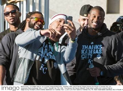 Baseball, MLB: World Series Sieger Kansas City Royals in Kansas City von tausenden Fans empfangen Nov. 3, 2015 - Kansas City, MO, USA - The Kansas City Royals Salvador Perez takes a selfie with Lorenzo Cain on stage during the team s World Series celebration on Tuesday, Nov. 3, 2015, at Union Station in Kansas City, Mo. Ã¢â‚¬ËœGreatest teamÃ¢â‚¬â ¢ in Royals history saluted by thousands during World Series parade, rally - ZUMAm67_
