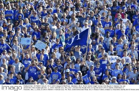 Baseball, MLB: World Series Sieger Kansas City Royals in Kansas City von tausenden Fans empfangen Nov. 3, 2015 - Kansas City, MO, USA - Kansas City Royals fans during the team s World Series celebration on Tuesday, Nov. 3, 2015, at Union Station in Kansas City, Mo. Ã¢â‚¬ËœGreatest teamÃ¢â‚¬â ¢ in Royals history saluted by thousands during World Series parade, rally - ZUMAm67_