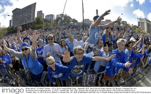 Baseball, MLB: World Series Sieger Kansas City Royals in Kansas City von tausenden Fans empfangen Nov. 3, 2015 - Kansas City, MO, USA - Kansas City Royals fans during the team s World Series celebration on Tuesday, Nov. 3, 2015, at Union Station in Kansas City, Mo. Ã¢â‚¬ËœGreatest teamÃ¢â‚¬â ¢ in Royals history saluted by thousands during World Series parade, rally - ZUMAm67_