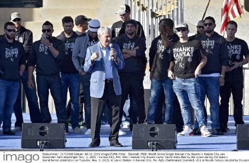 Baseball, MLB: World Series Sieger Kansas City Royals in Kansas City von tausenden Fans empfangen Nov. 3, 2015 - Kansas City, MO, USA - Kansas City Royals owner David Glass thanks the crowd during the team s World Series celebration on Tuesday, Nov. 3, 2015, at Union Station in Kansas City, Mo. Ã¢â‚¬ËœGreatest teamÃ¢â‚¬â ¢ in Royals history saluted by thousands during World Series parade, rally - ZUMAm67_