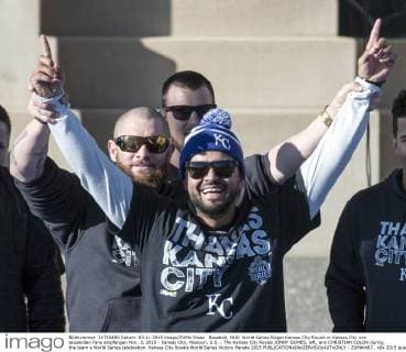 Baseball, MLB: World Series Sieger Kansas City Royals in Kansas City von tausenden Fans empfangen Nov. 3, 2015 - Kansas City, Missouri, U.S. - The Kansas City Royals JONNY GOMES, left, and CHRISTIAN COLON during the team s World Series celebration. Kansas City Royals World Series Victory Parade 2015 - ZUMAm67_