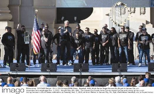 Baseball, MLB: World Series Sieger Kansas City Royals in Kansas City von tausenden Fans empfangen Nov. 3, 2015 - Kansas City, MO, USA - The Kansas City Royals Jonny Gomes carries the flag and pumps up the crowd during the team s World Series celebration on Tuesday, Nov. 3, 2015, at Union Station in Kansas City, Mo. Ã¢â‚¬ËœGreatest teamÃ¢â‚¬â ¢ in Royals history saluted by thousands during World Series parade, rally - ZUMAm67_