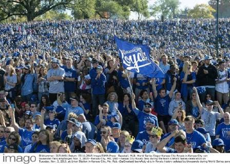Baseball, MLB: World Series Sieger Kansas City Royals in Kansas City von tausenden Fans empfangen Nov. 3, 2015 - Kansas City, MO, USA - Kansas City Royals fans during the team s World Series celebration on Tuesday, Nov. 3, 2015, at Union Station in Kansas City, Mo. Ã¢â‚¬ËœGreatest teamÃ¢â‚¬â ¢ in Royals history saluted by thousands during World Series parade, rally - ZUMAm67_