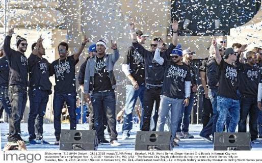 Baseball, MLB: World Series Sieger Kansas City Royals in Kansas City von tausenden Fans empfangen Nov. 3, 2015 - Kansas City, MO, USA - The Kansas City Royals celebrate during the team s World Series rally on Tuesday, Nov. 3, 2015, at Union Station in Kansas City, Mo. Ã¢â‚¬ËœGreatest teamÃ¢â‚¬â ¢ in Royals history saluted by thousands during World Series parade, rally - ZUMAm67_