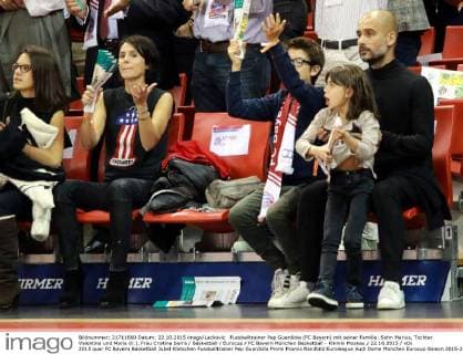 Fussballtrainer Pep Guardiola (FC Bayern) mit seiner Familie: Sohn Marius, Tochter Valentina und Maria (li.), Frau Cristina Serra Basketball Eurocup FC Bayern München Basketball - Khimki Moskau 22.10.2015