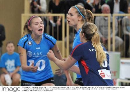 04.11.2015, xtkx, Volleyball DVV Pokal, VC Wiesbaden - NawaRo Straubing, emspor .l. Kaisa Alanko (VC Wiesbaden), Alyssa Longo (VC Wiesbaden), Esther van Berkel (VC Wiesbaden),