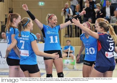 04.11.2015, xtkx, Volleyball DVV Pokal, VC Wiesbaden - NawaRo Straubing, emspor .l. VCW feiert einen Punkt,