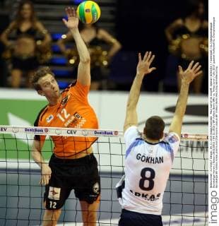 Paul Carroll im Angriff, Gökhan GÖKGÖZ Volleyball CL Championsleague Bundesliga Herren Saison 2015 2016 04.11.2015 BR Volleys Berlin BRV vs. Arkas Izmir