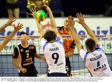 Paul Lotman im Angriff, Hakki CAPKINOGLU 9, Antonin Hugo Lucas ROUZIER 4 Volleyball CL Championsleague Bundesliga Herren Saison 2015 2016 04.11.2015 BR Volleys Berlin BRV vs. Arkas Izmir
