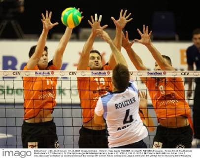 Antonin Hugo Lucas ROUZIER im Angriff, Tsimafei Zhukouski, Tomas Kmet, Paul Lotman Blockabwehr Volleyball CL Championsleague Bundesliga Herren Saison 2015 2016 04.11.2015 BR Volleys Berlin BRV vs. Arkas Izmir