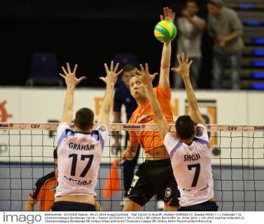Paul Carroll im Angriff, Graham VIGRASS 17, Kawika SHOJI 7 Volleyball CL Championsleague Bundesliga Herren Saison 2015 2016 04.11.2015 BR Volleys Berlin BRV vs. Arkas Izmir