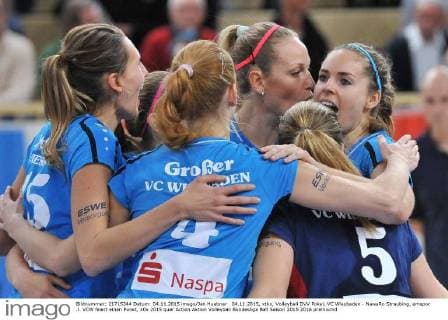 04.11.2015, xtkx, Volleyball DVV Pokal, VC Wiesbaden - NawaRo Straubing, emspor .l. VCW feiert einen Punkt,