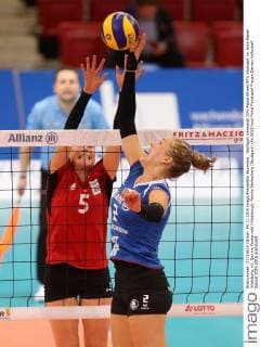Stuttgart Volleyball DVV-Pokal Allianz MTV Stuttgart vs. Rote Raben Vilsbiburg, v.l. Quirine Oosterveld (Vilsbiburg), Femke Stoltenberg (Stuttgart)