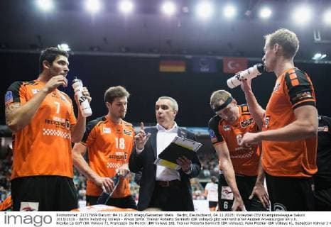 Berlin, Deutschland, 04.11.2015: Volleyball CEV Championsleague Saison 2015 2016 - Berlin Recycling Volleys - Arkas Izmir. Trainer Roberto Serniotti (BR Volleys) gibt während einer Auszeit Anweisungen an v.li. Nicolas Le Goff (BR Volleys 7), Francesco De Marchi (BR Volleys 18), Trainer Roberto Serniotti (BR Volleys), Felix Fischer (BR Volleys 6), Sebastian Kühner Kuehner (BR Volleys 20)