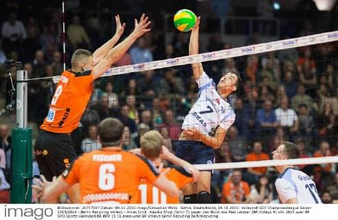 Berlin, Deutschland, 04.11.2015: Volleyball CEV Championsleague Saison 2015 2016 - Berlin Recycling Volleys - Arkas Izmir. Kawika Shoji (Izmir 7) gegen den Block aus Paul Lotman (BR Volleys 9)