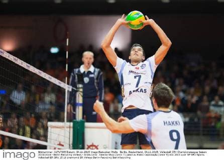 Berlin, Deutschland, 04.11.2015: Volleyball CEV Championsleague Saison 2015 2016 - Berlin Recycling Volleys - Arkas Izmir. Kawika Shoji (Izmir 7) passt zu Hakki Capkinoglu (Izmir 9)