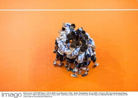Berlin, Deutschland, 04.11.2015: Volleyball CEV Championsleague Saison 2015 2016 - Berlin Recycling Volleys - Arkas Izmir. Teamkreis Arkas Izmir