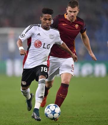 FUSSBALL CHAMPIONS LEAGUE SAISON 2014 2015 GRUPPENPHASE AS Rom - Bayer 04 Leverkusen 04.11.2015 Wendell (li, Bayer 04 Leverkusen) gegen Edin Dzeko (re, AS Rom) 
