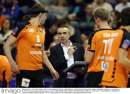 Felix Fischer, Trainer Roberto Serniotti redend, Sebastian Kühner Volleyball CL Championsleague Bundesliga Herren Saison 2015 2016 04.11.2015 BR Volleys Berlin BRV vs. Arkas Izmir