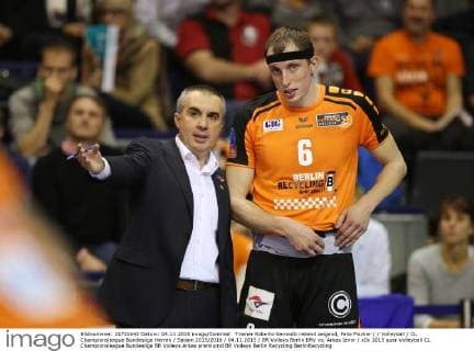 Trainer Roberto Serniotti redend zeigend, Felix Fischer Volleyball CL Championsleague Bundesliga Herren Saison 2015 2016 04.11.2015 BR Volleys Berlin BRV vs. Arkas Izmir