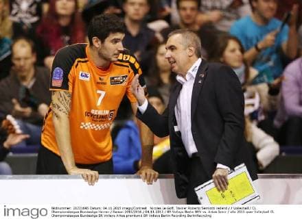 Nicolas Le Goff, Trainer Roberto Serniotti redend Volleyball CL Championsleague Bundesliga Herren Saison 2015 2016 04.11.2015 BR Volleys Berlin BRV vs. Arkas Izmir