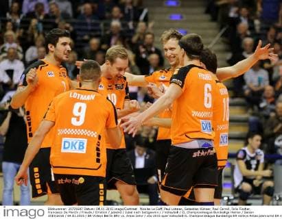 Nicolas Le Goff, Paul Lotman, Sebastian Kühner, Paul Carroll, Felix Fischer, Francesco De Marchi Freude Emotion jubelnd Jubel nach Satzgewinn Volleyball CL Championsleague Bundesliga Herren Saison 2015 2016 04.11.2015 BR Volleys Berlin BRV vs. Arkas Izmir