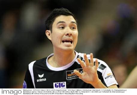 Erik Shoji Aktion Oberkoerper Oberkörper Volleyball CL Championsleague Bundesliga Herren Saison 2015 2016 04.11.2015 BR Volleys Berlin BRV vs. Arkas Izmir