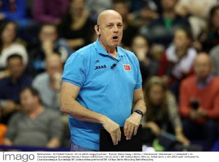 Trainer Glenn Hoag Aktion Oberkoerper Oberkörper Volleyball CL Championsleague Bundesliga Herren Saison 2015 2016 04.11.2015 BR Volleys Berlin BRV vs. Arkas Izmir