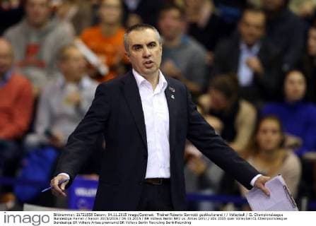 Trainer Roberto Serniotti gestikulierend Volleyball CL Championsleague Bundesliga Herren Saison 2015 2016 04.11.2015 BR Volleys Berlin BRV vs. Arkas Izmir