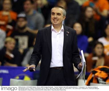 Trainer Roberto Serniotti gestikulierend Volleyball CL Championsleague Bundesliga Herren Saison 2015 2016 04.11.2015 BR Volleys Berlin BRV vs. Arkas Izmir