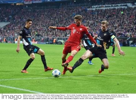 04.11.2015, Fussball, Saison 2015 2016, Champions League, 2015 16, Vorrunde, FC Bayern München - Arsenal London 5:1, Thomas Mueller, Thomas Müller (Bayern Muenchen), mi., gegen Per Mertesacker (Arsenal London), re., und Gabriel Paulista (Arsenal London)