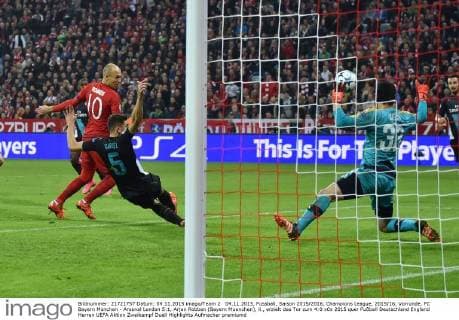 04.11.2015, Fussball, Saison 2015 2016, Champions League, 2015 16, Vorrunde, FC Bayern München - Arsenal London 5:1, Arjen Robben (Bayern Muenchen), li., erzielt das Tor zum 4:0