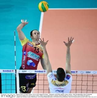 Volleyball, Champions League, Dukla Liberec - PGE Skra Belchatow Men s Volleyball Champions League 1st round group E match, Liberec against Belchatow in Liberec, Czech Republic, November 5, 2015. Adrian Patucha (left) of Liberec and Facundo Conte of Belchatow. (CTKxPhoto RadekxPetrasek) CTKPhotoP201511050961501  PER 4