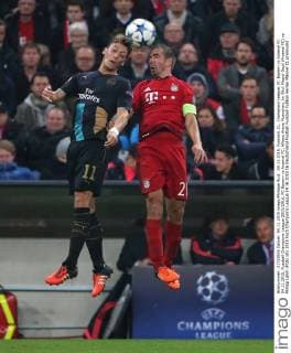 04.11.2015, Fussball, CL, Champions League, FC Bayern vs Arsenal FC 04.11.2015, Fussball Champions League 2015 2016, FC Bayern vs Arsenal FC, Allianz Arena Muenchen, im Bild: Mesut Oezil (Arsenal FC) vs Philipp Lahm (FCB)