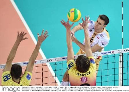 Men s Volleyball Champions League 1st round group E match, Liberec against Belchatow in Liberec, Czech Republic, November 5, 2015. From left: Libor Liekep and Jakub Janouch of Liberec and Mariusz Wlazly of Belchatow. (CTKxPhoto RadekxPetrasek) CTKPhotoP201511051000201  PER 6