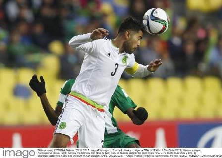 Football, Mexico v Nigeria FIFA U-17 World Cup Chile 2015. Mexico s player Francisco Venegas, right, battles the ball against Ejike Gideon Ikwu of Nigeria during the semifinals FIFA U-17 World Cup Chile 2015, at alcaldesa Ester Roa Rebolledo stadium in Concepcion, Chile. 05 11 2015. - Futbol, Mexico v Nigeria. Semifinales, Mundial Sub17. 