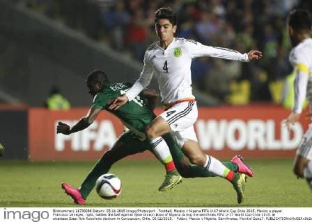 Football, Mexico v Nigeria FIFA U-17 World Cup Chile 2015. Mexico s player Francisco Venegas, right, battles the ball against Ejike Gideon Ikwu of Nigeria during the semifinals FIFA U-17 World Cup Chile 2015, at alcaldesa Ester Roa Rebolledo stadium in Concepcion, Chile. 05 11 2015. - Futbol, Mexico v Nigeria. Semifinales, Mundial Sub17. 