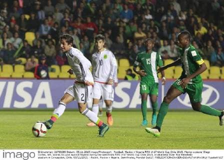 Football, Mexico v Nigeria FIFA U-17 World Cup Chile 2015. Mexico s player Diego Cortes, left, scores his goal against Nigeria during the semifinals FIFA U-17 World Cup Chile 2015, at alcaldesa Ester Roa Rebolledo stadium in Concepcion, Chile. 05 11 2015. - Futbol, Mexico v Nigeria. Semifinales, Mundial Sub17. 
