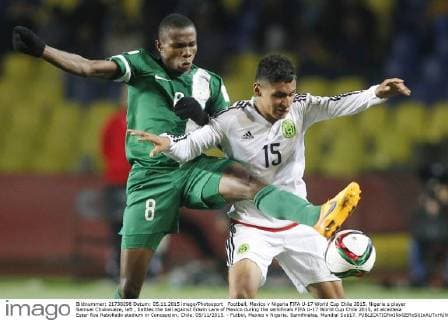 Football, Mexico v Nigeria FIFA U-17 World Cup Chile 2015. Nigeria s player Samuel Chukwueze, left , battles the ball against Edwin Lara of Mexico during the semifinals FIFA U-17 World Cup Chile 2015, at alcaldesa Ester Roa Rebolledo stadium in Concepcion, Chile. 05 11 2015. - Futbol, Mexico v Nigeria. Semifinales, Mundial Sub17. 