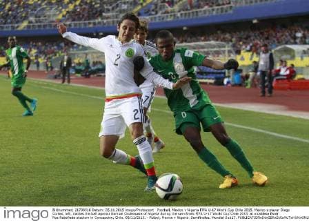 Football, Mexico v Nigeria FIFA U-17 World Cup Chile 2015. Mexico s player Diego Cortes, left, battles the ball against Samuel Chukwueze of Nigeria during the semifinals FIFA U-17 World Cup Chile 2015, at alcaldesa Ester Roa Rebolledo stadium in Concepcion, Chile. 05 11 2015. - Futbol, Mexico v Nigeria. Semifinales, Mundial Sub17. 