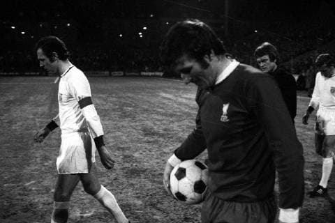 Einmarsch zum Messepokal Spiel des FC Bayern München gegen den FC Liverpool, li. Franz Beckenbauer