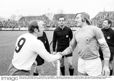 Uwe Seeler (Hamburger SV) und Günter Netzer (Borussia Mönchengladbach) begrüßen sich, dahinter Schiedsrichter Gert Meuser